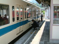 ドアコックを開ける駅員