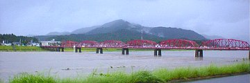 増水した四万十川