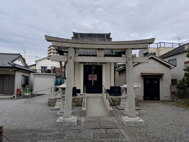 ���]����